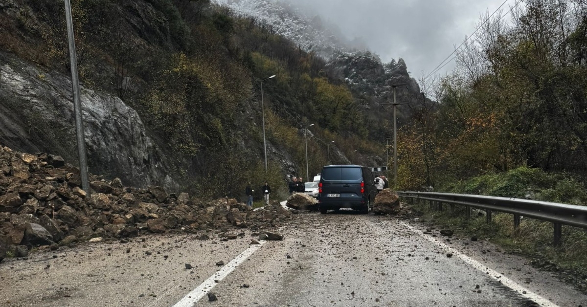 İki il arası ulaşıma heyelan engeli