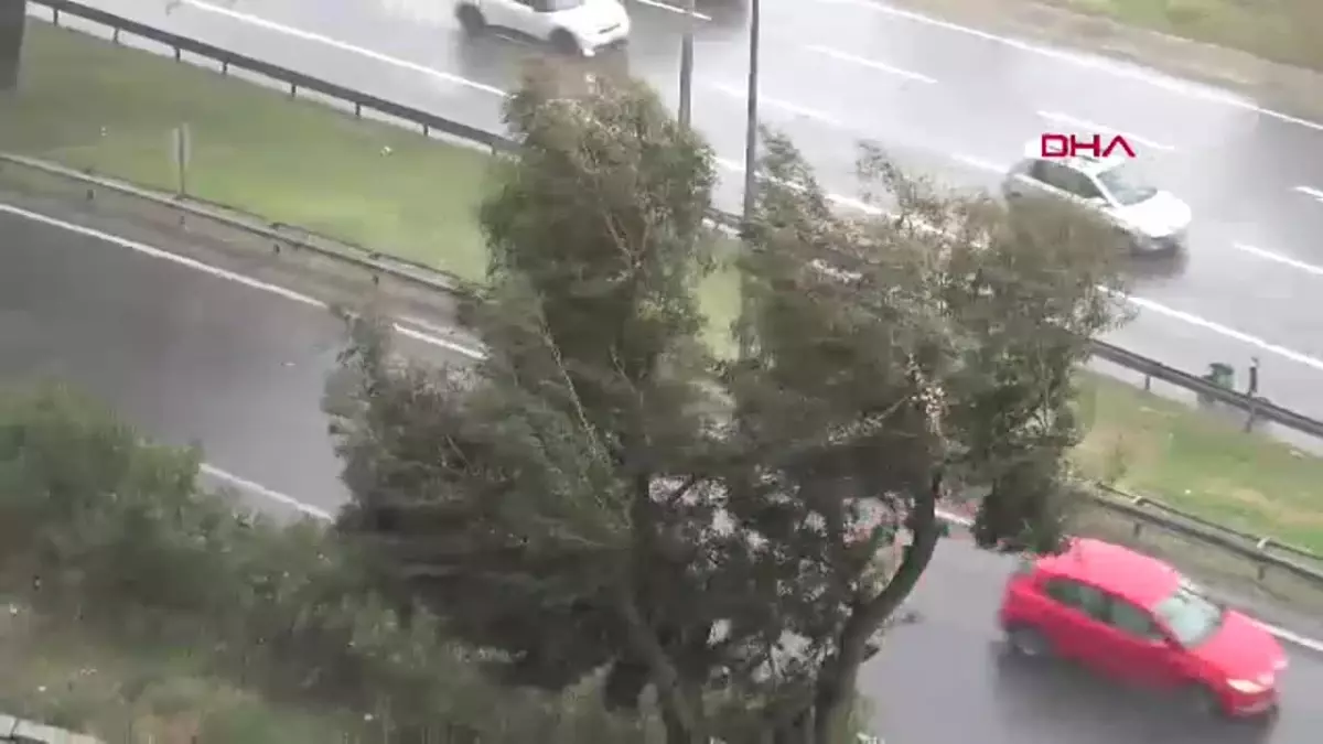 İzmir’de Sağanak Yağmur Hayatı Olumsuz Etkiledi