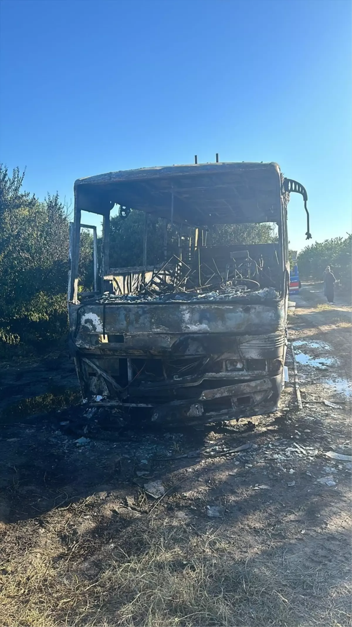 Kozan’da Tarım İşçilerini Taşıyan Midibüs Yandı