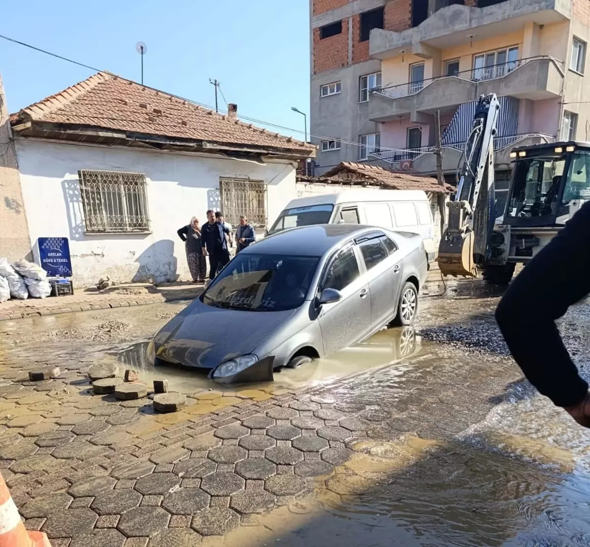 Otomobil Su Çukuruna Düştü