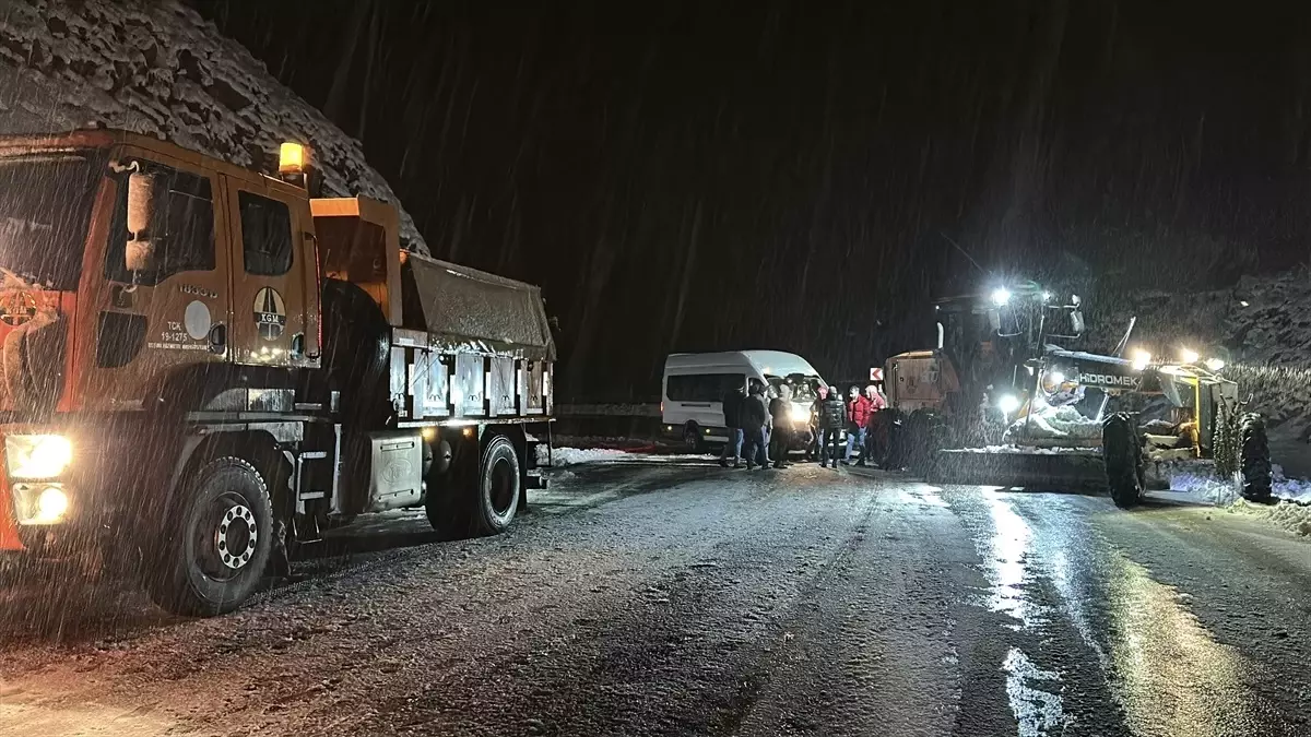 Bitlis’te Kar Mahsur Kalanlar Kurtarıldı