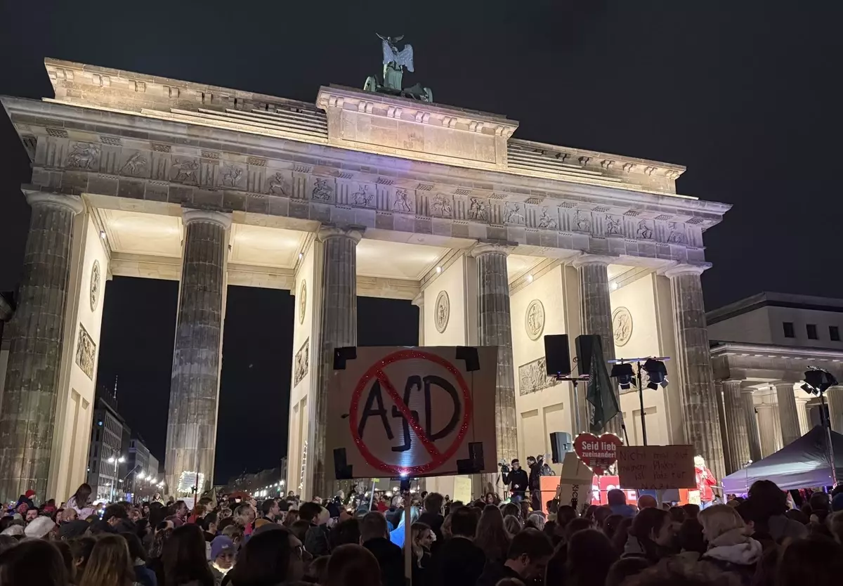 Berlin’de Aşırı Sağa Karşı Işıklı Gösteri