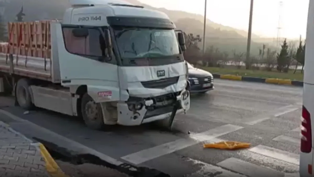 Mermer yüklü TIR, personel servisine çarptı: Yaralılar var