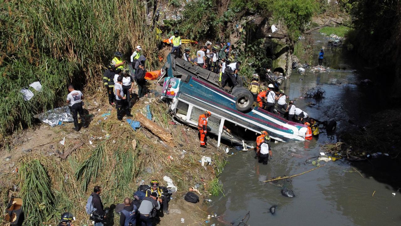 Guatemala’da otobüs köprüden düştü: 51 ölü