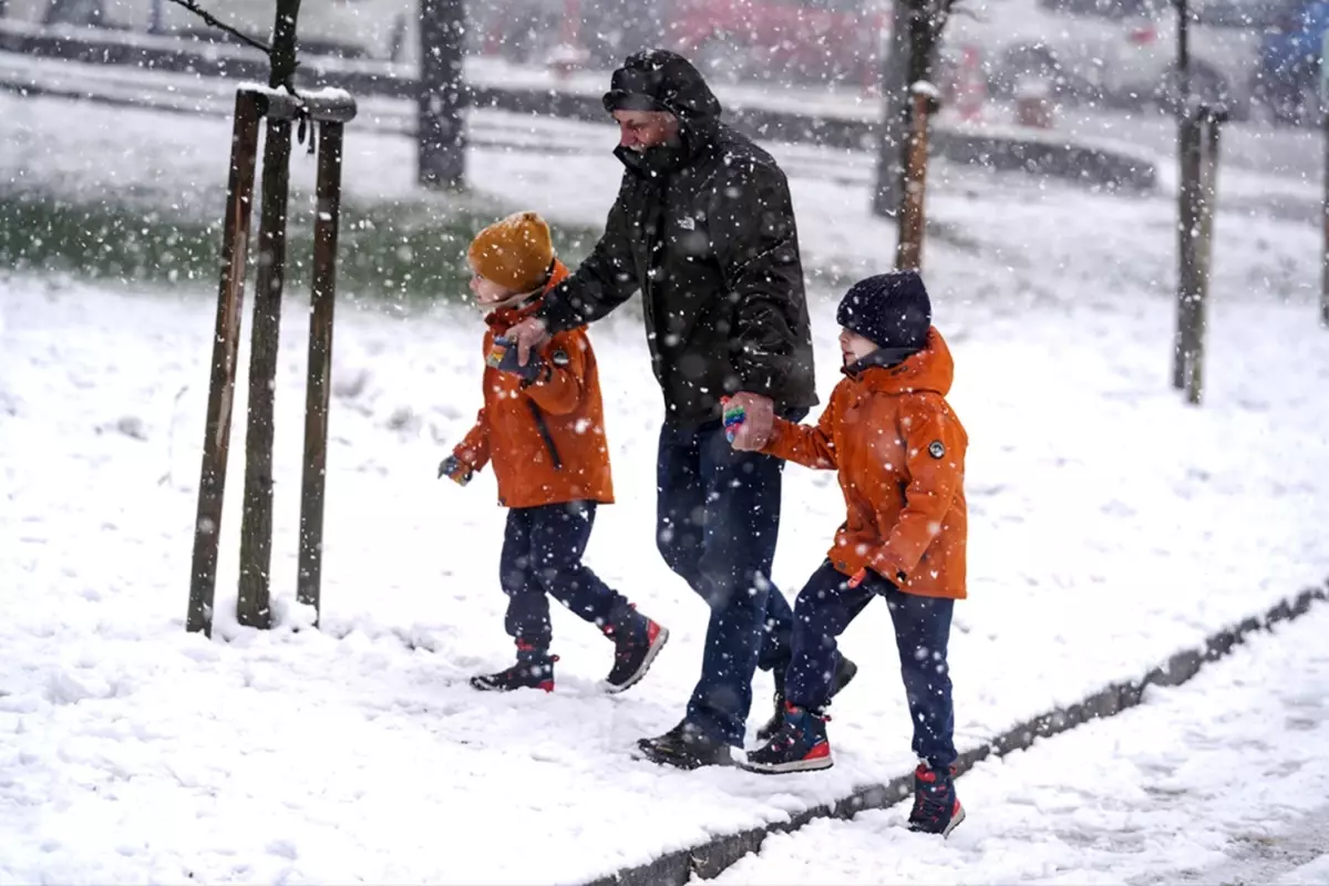 Kar alarmı verildi! İstanbul’da öğrenciler tatil beklerken, validen açıklama geldi