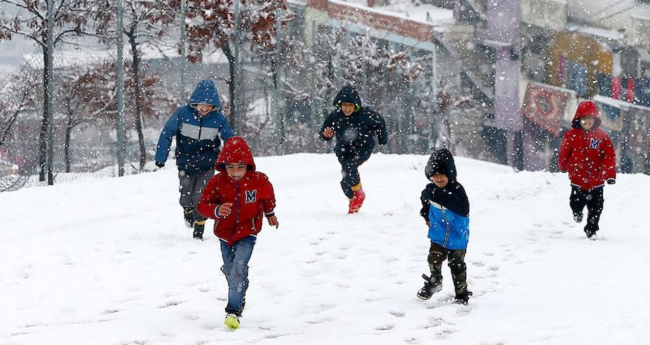 Kar yağdı, açıklamalar peş peşe geldi! O il ve ilçelerde okullar tatil edildi