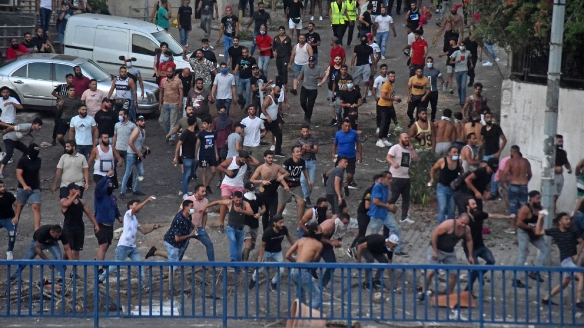 Lübnan’da yolları kapatan eylemciler ile askerler arasında çıkan olaylarda 19 kişi yaralandı